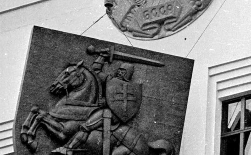 «Погоня» и бело-красно-белый флаг vs официальная символика